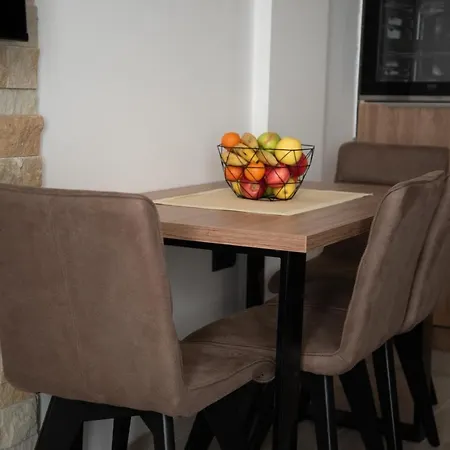 Larisa アパート コパオニク