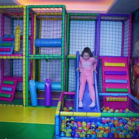 Larisa アパート コパオニク